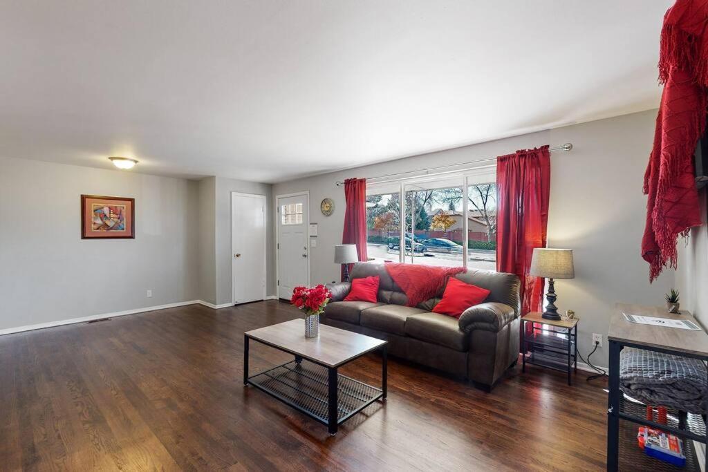 Large Remodeled Home With 5 Bedrooms 4 King Bed Centennial Exterior foto